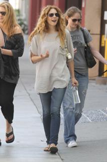 Rachelle Lefevre feet photo thumbnail