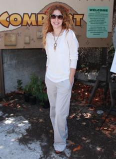 Rachelle Lefevre feet photo thumbnail