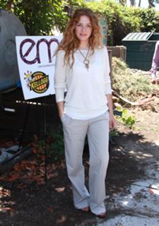 Rachelle Lefevre feet photo thumbnail
