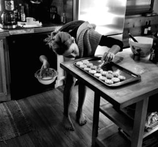 Rachelle Lefevre feet photo thumbnail