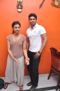 Radhika Apte feet photo thumbnail
