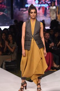 Radhika Apte feet photo thumbnail