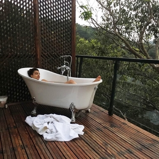 Radhika Apte feet photo thumbnail