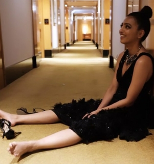 Radhika Apte feet photo thumbnail