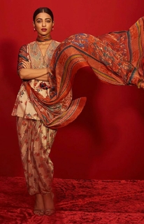 Radhika Apte feet photo thumbnail