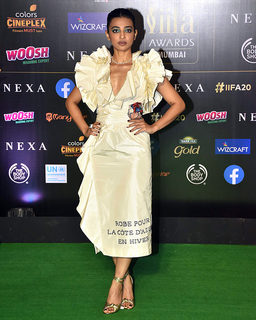 Radhika Apte feet photo thumbnail