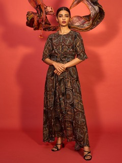 Radhika Apte feet photo thumbnail