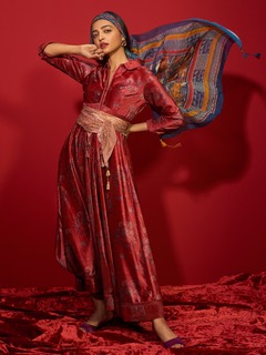 Radhika Apte feet photo thumbnail