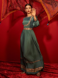 Radhika Apte feet photo thumbnail