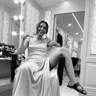 Radhika Apte feet photo thumbnail