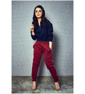 Radhika Madan feet photo 18