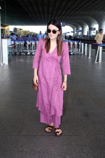 Radhika Madan feet photo 5