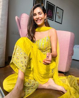 Radhika Seth feet photo 14