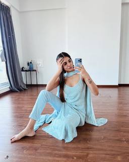 Radhika Seth feet photo 13