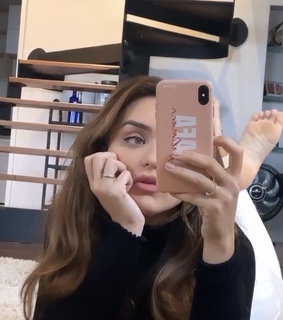 Rafa Kalimann feet photo thumbnail