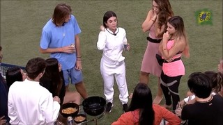 Rafa Kalimann feet photo thumbnail