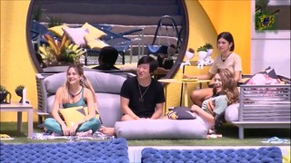 Rafa Kalimann feet photo thumbnail