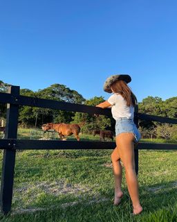 Rafa Kalimann feet photo thumbnail