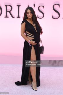 Rafa Kalimann feet photo thumbnail