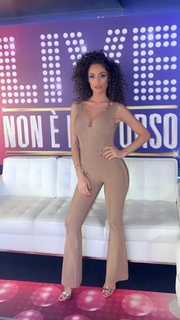 Raffaella Fico feet photo thumbnail