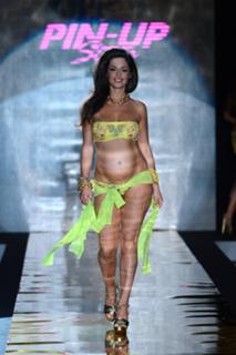 Raffaella Fico feet photo thumbnail