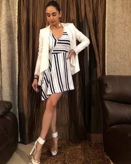 Ragini Dwivedi feet photo 11