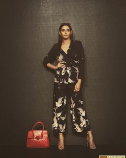 Ragini Dwivedi feet photo 8