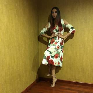 Ragini Dwivedi feet photo 4