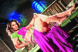 Ragini Dwivedi feet photo 3