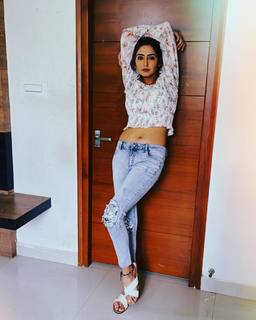 Ragini Dwivedi feet photo 14