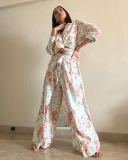 Ragini Dwivedi feet photo 12