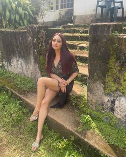 Ragini Dwivedi feet photo 2