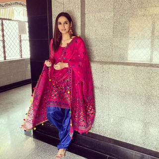 Ragini Dwivedi feet photo 17