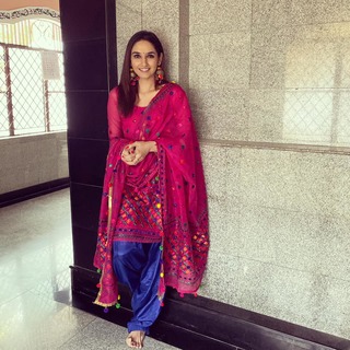 Ragini Dwivedi feet photo 16