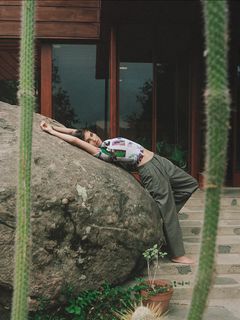 Rainey Qualley feet photo thumbnail