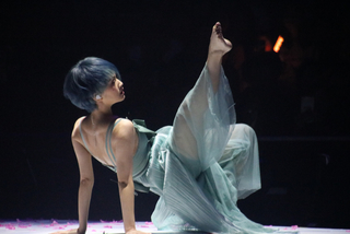 Rainie Yang feet photo 10