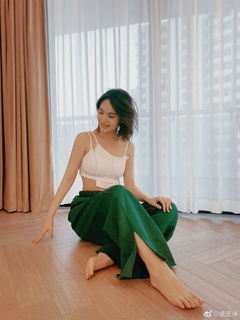 Rainie Yang feet photo 17
