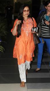Rani Mukerji feet photo thumbnail