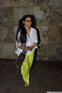 Rani Mukerji feet photo thumbnail