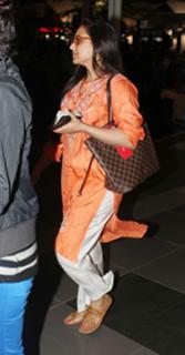 Rani Mukerji feet photo thumbnail