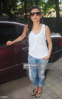 Rani Mukerji feet photo thumbnail