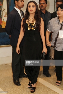 Rani Mukerji feet photo thumbnail