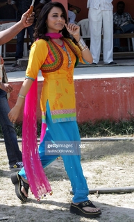 Rani Mukerji feet photo thumbnail