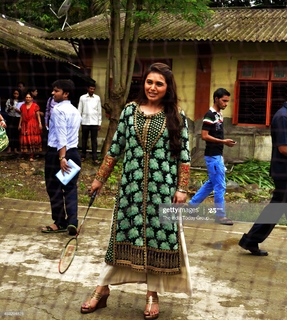 Rani Mukerji feet photo thumbnail