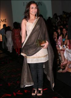 Rani Mukerji feet photo thumbnail