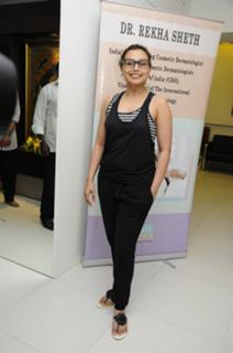 Rani Mukerji feet photo thumbnail