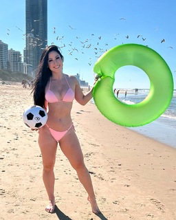 Raquel Benetti feet photo 3