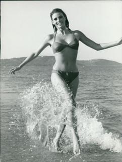 Raquel Welch feet photo thumbnail