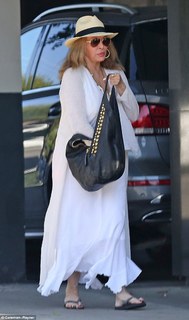 Raquel Welch feet photo thumbnail