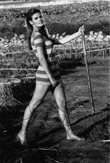 Raquel Welch feet photo thumbnail